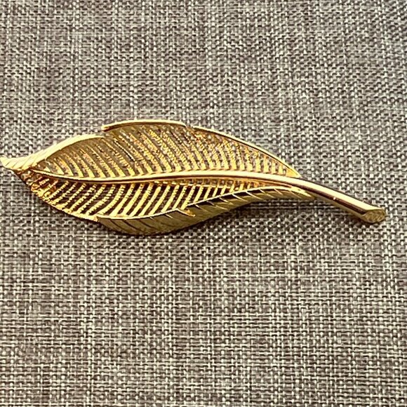 Vintage Monet Leaf Brooch Pin 3.5 In Gold Cut Away Turned Edge Elegant Nature - Picture 2 of 8